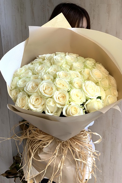 白一色、お洒落で贅沢な白いバラの花束
(50本前後)