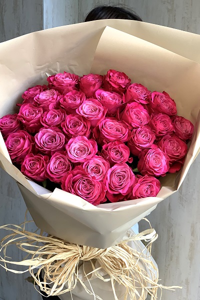 豪華で華やかな濃いピンクのバラの花束
(30本前後)