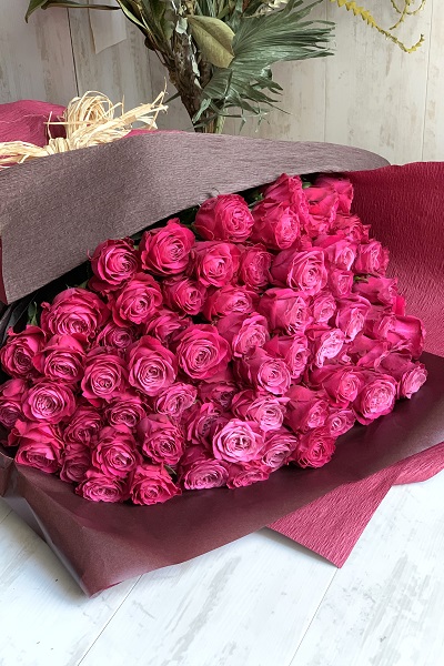 華やかな印象の方へのプレゼントにピッタリな濃いピンクバラの花束(75本前後)