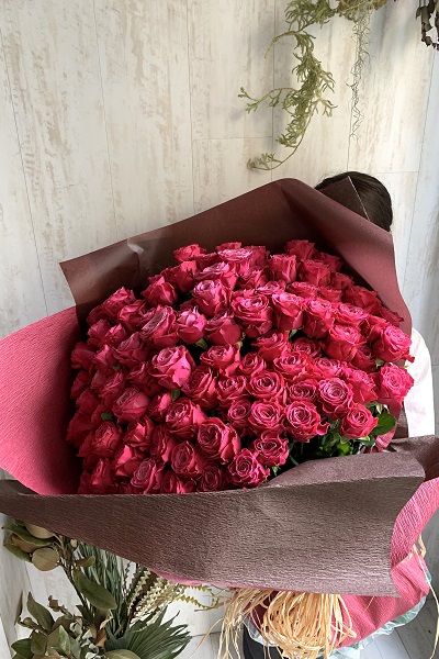 女性へのプレゼントに人気!濃いピンクのバラの花束(100本前後)