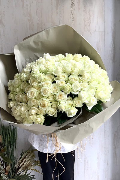 豪華で上品なプレゼントに! 白いバラの花束(100本前後)