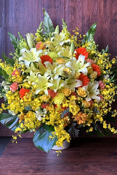 黄色の花をふんだんに使用した、豪華で華やかなアレンジメントフラワー