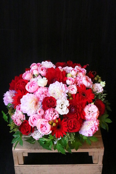 大きな赤・ピンクの花材をメインに使用した豪華アレンジメント
