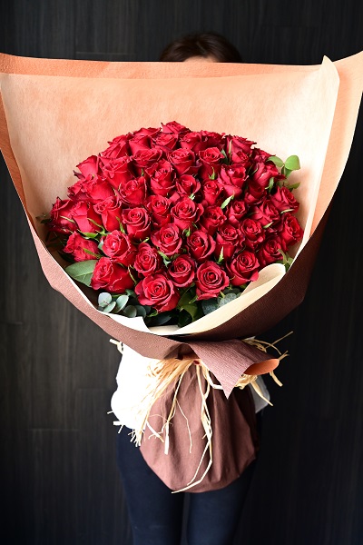 情熱的なプレゼントをお探しの方に!赤いバラの花束(50本前後)