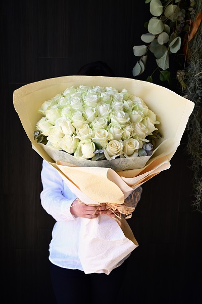 感謝の気持ちをお花に込めてお届けする、白いバラの花束(40本前後)