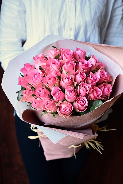 可愛さと上品さを兼ね備えたピンクのバラの花束(30本前後)