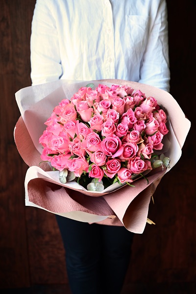 可愛く、贅沢なピンクのバラの花束
(50本前後)