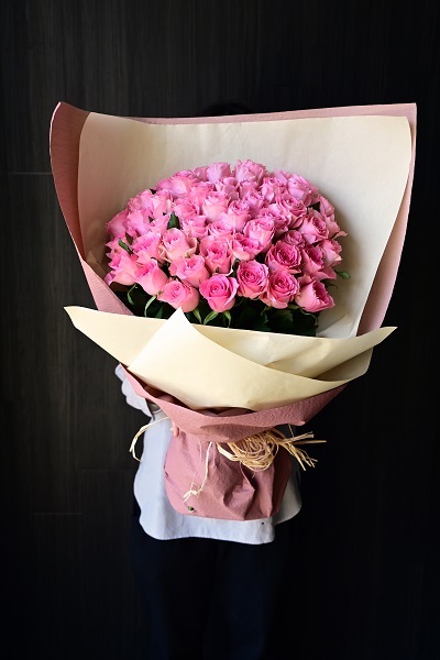 特別な贈り物に!ピンクのバラの花束(50本前後)