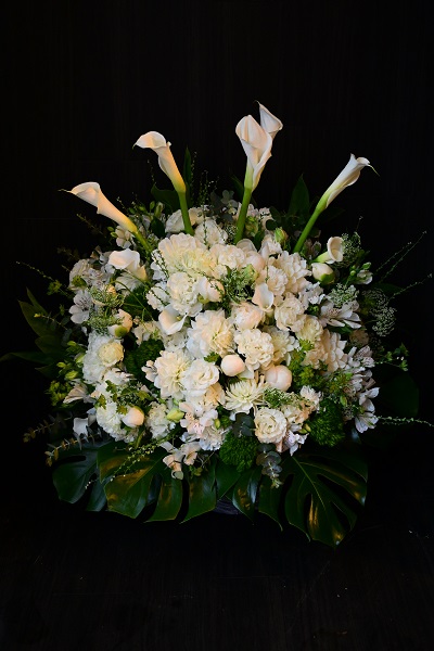 白いお花で仕上げ、飾るだけでその場を上品に演出するアレンジメント