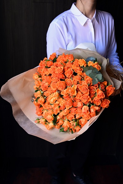 鮮やかなオレンジ! スプレーバラの花束(30本前後)