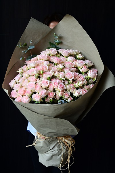 優しい色合いが人気の、薄いピンク スプレーバラの花束(30本前後)