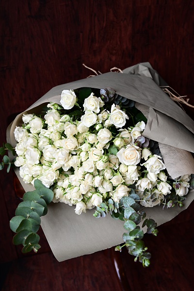 可憐で豪華な白いスプレーバラの花束
(30本前後)