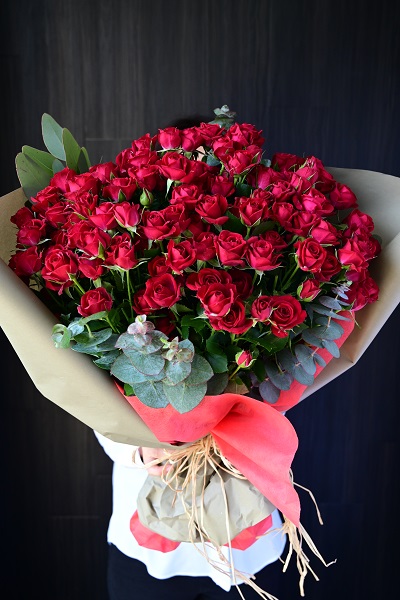繊細で豪華な赤いスプレーバラの花束
(30本前後)