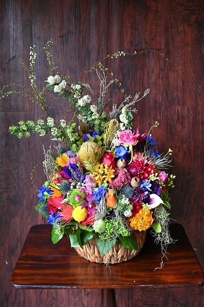 様々な色のお花をふんだんに使用した豪華アレンジメントフラワー