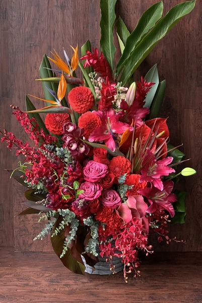 様々な『赤』の花材を取り入れた情熱的なフラワーアレンジメント