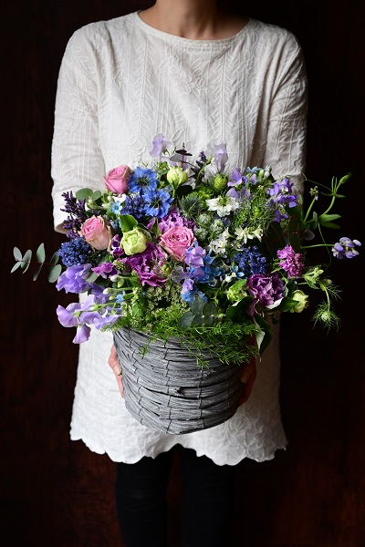 人気のブルー・パープル系でまとめた贅沢なアレンジメント花