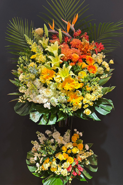 太陽のような温かさと活力を感じさせる豪華スタンドフラワー [2段]