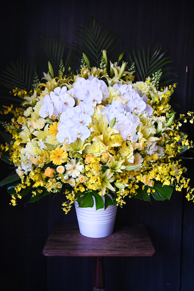 ポジティブなエネルギーに満ちた豪華アレンジメントフラワー（自社配送限定）