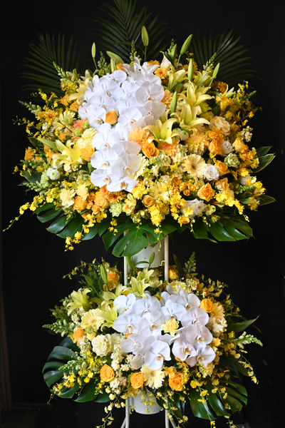 輝くような明るい花々を贅沢に使用した高級スタンド花 [2段]（自社配送限定）