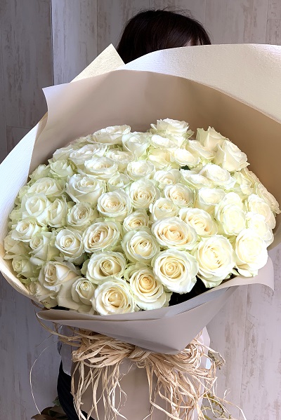 スタイリッシュな白いバラの贅沢なブーケ 75本前後 40 050円 胡蝶蘭 高級スタンド花 プレミアガーデン