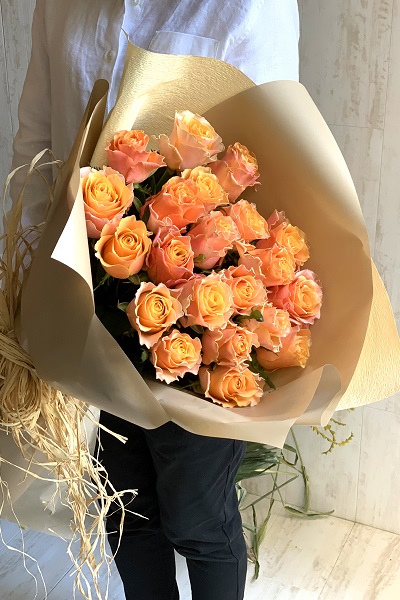 幅広く人気のカラー オレンジのバラの花束 20本前後 9 800円 胡蝶蘭 高級スタンド花 プレミアガーデン