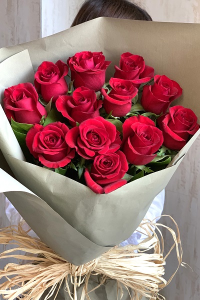 愛 を表現する贈り物に 赤いバラの花束 12本前後 6 800円 胡蝶蘭 高級スタンド花 プレミアガーデン