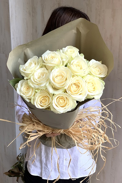 飾る場所を選ばない 白いバラの花束 12本前後 6 800円 胡蝶蘭 高級スタンド花 プレミアガーデン