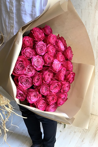 豪華で華やかな濃いピンクのバラの花束 30本前後 15 300円 胡蝶蘭 高級スタンド花 プレミアガーデン