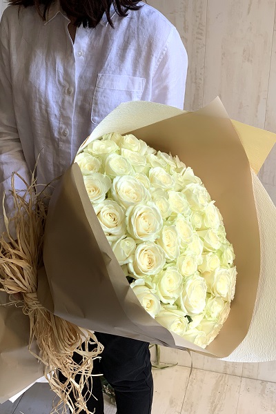 白一色 お洒落で贅沢な白いバラの花束 50本前後 26 300円 胡蝶蘭 高級スタンド花 プレミアガーデン