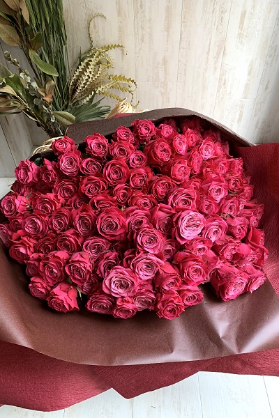 女性へのプレゼントに人気 濃いピンクのバラの花束 100本前後 53 800円 胡蝶蘭 高級スタンド花 プレミアガーデン