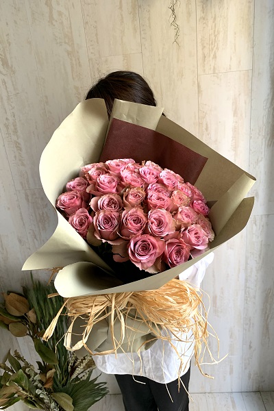 シックな色合いが素敵なベージュピンクのバラの花束 30本前後 15 300円 胡蝶蘭 高級スタンド花 プレミアガーデン