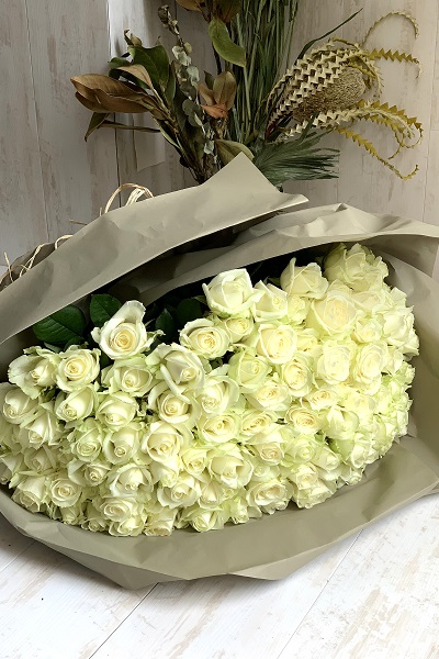 上品なプレゼントにおすすめ 白いバラの花束 100本前後 53 800円 胡蝶蘭 高級スタンド花 プレミアガーデン