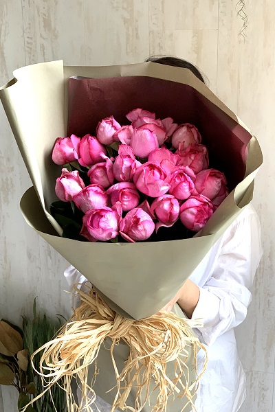お祝いやプレゼントに人気 ピンクのバラの花束 本前後 9 800円 胡蝶蘭 高級スタンド花 プレミアガーデン