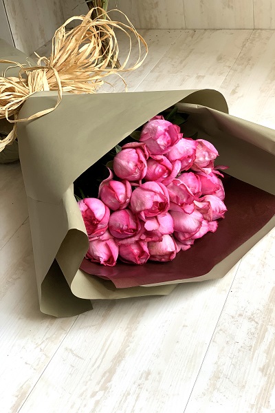 お祝いやプレゼントに人気 ピンクのバラの花束 本前後 9 800円 胡蝶蘭 高級スタンド花 プレミアガーデン