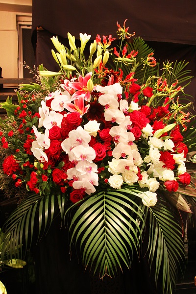赤と白のお花をふんだんに使用した贅沢なフラワースタンド [1段](自社配送限定)