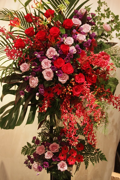 赤、紫系でゴージャスさを演出した高級スタンド花 [2段]