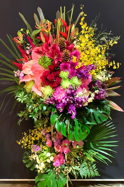 カラフルなお花をふんだんに使用し 必ず目を引く贅沢なスタンド花 2段 28 000円 胡蝶蘭 高級スタンド花 プレミアガーデン