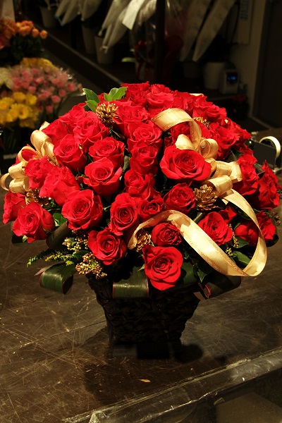 赤バラの美しさを印象付ける美しいフラワーアレンジメント スタンダードタイプ 12 000円 胡蝶蘭 高級スタンド花 プレミアガーデン