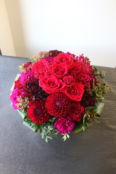 赤いバラとダリアを使用した大人っぽい豪華アレンジメント 10 000円 胡蝶蘭 高級スタンド花 プレミアガーデン