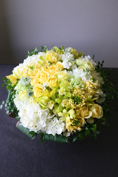 白とクリーム色で統一された柔らかい印象のアレンジメント花 12 000円 胡蝶蘭 高級スタンド花 プレミアガーデン