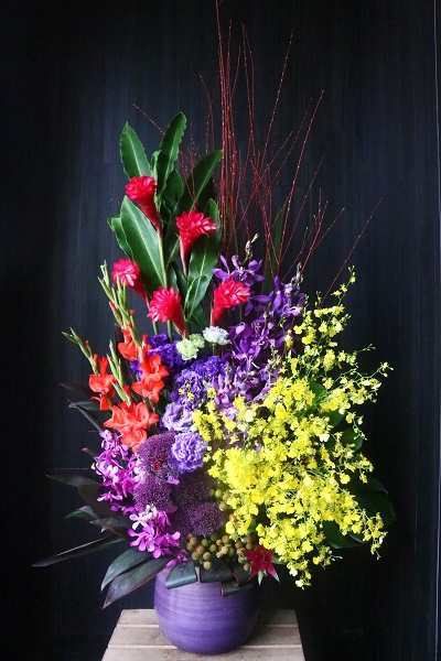 珍しい配色のお花を取り入れた上品なアレンジメントフラワー 000円 胡蝶蘭 高級スタンド花 プレミアガーデン