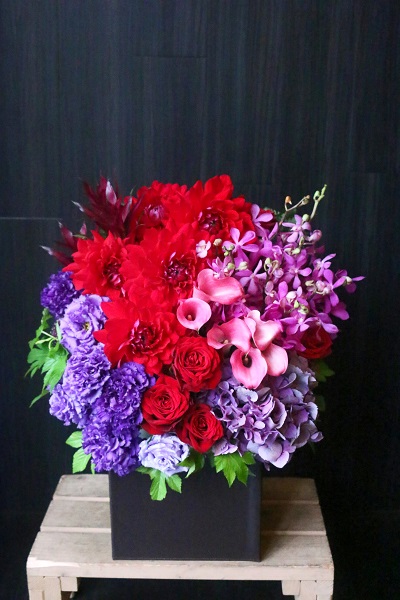 赤 紫系でモダンな印象を与えるアレンジメントフラワー 15 000円 胡蝶蘭 高級スタンド花 プレミアガーデン