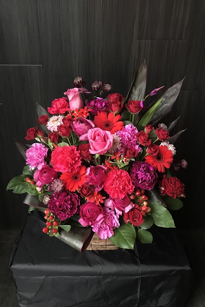 赤 ピンク系でお祝いにオススメの豪華フラワーアレンジメント 5 000円 胡蝶蘭 高級スタンド花 プレミアガーデン