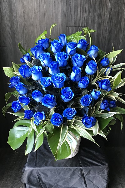 青い薔薇の豪華アレンジメント 要事前問合せ 30 000円 胡蝶蘭 高級スタンド花 プレミアガーデン