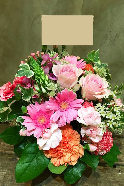 ピンクとオレンジでまとめた可愛いフラワーアレンジメント 3 000円 胡蝶蘭 高級スタンド花 プレミアガーデン