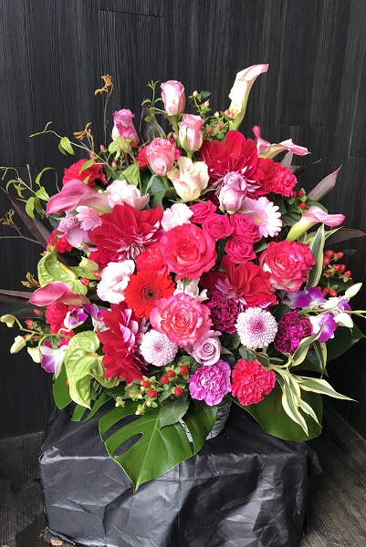 バラやカーネーションを使用した 贈り物にも人気のアレンジメント花 10 000円 胡蝶蘭 高級スタンド花 プレミアガーデン