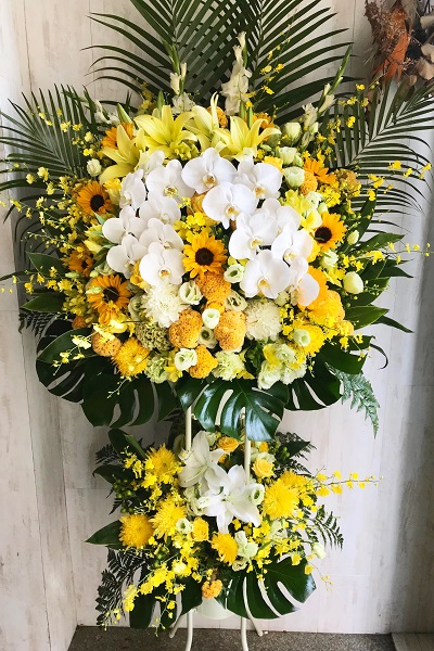 黄色の中に白の胡蝶蘭を配置した豪華なスタンド花 [2段]