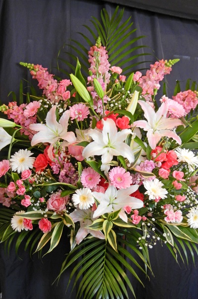 ピンクと白でまとめたかわいいスタンド花 1段 13 500円 胡蝶蘭 高級スタンド花 プレミアガーデン