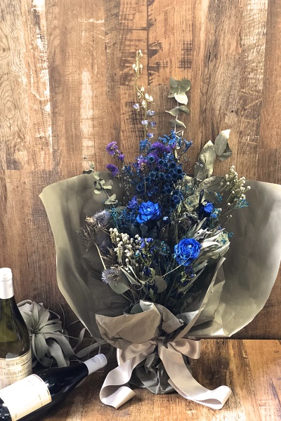 人気の高い 青 のお花を使用した贅沢なドライブーケ 5 300円 胡蝶蘭 高級スタンド花 プレミアガーデン