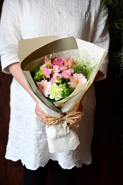 ナチュラルテイストの可愛らしい花束 スタンダードタイプ 3 000円 胡蝶蘭 高級スタンド花 プレミアガーデン